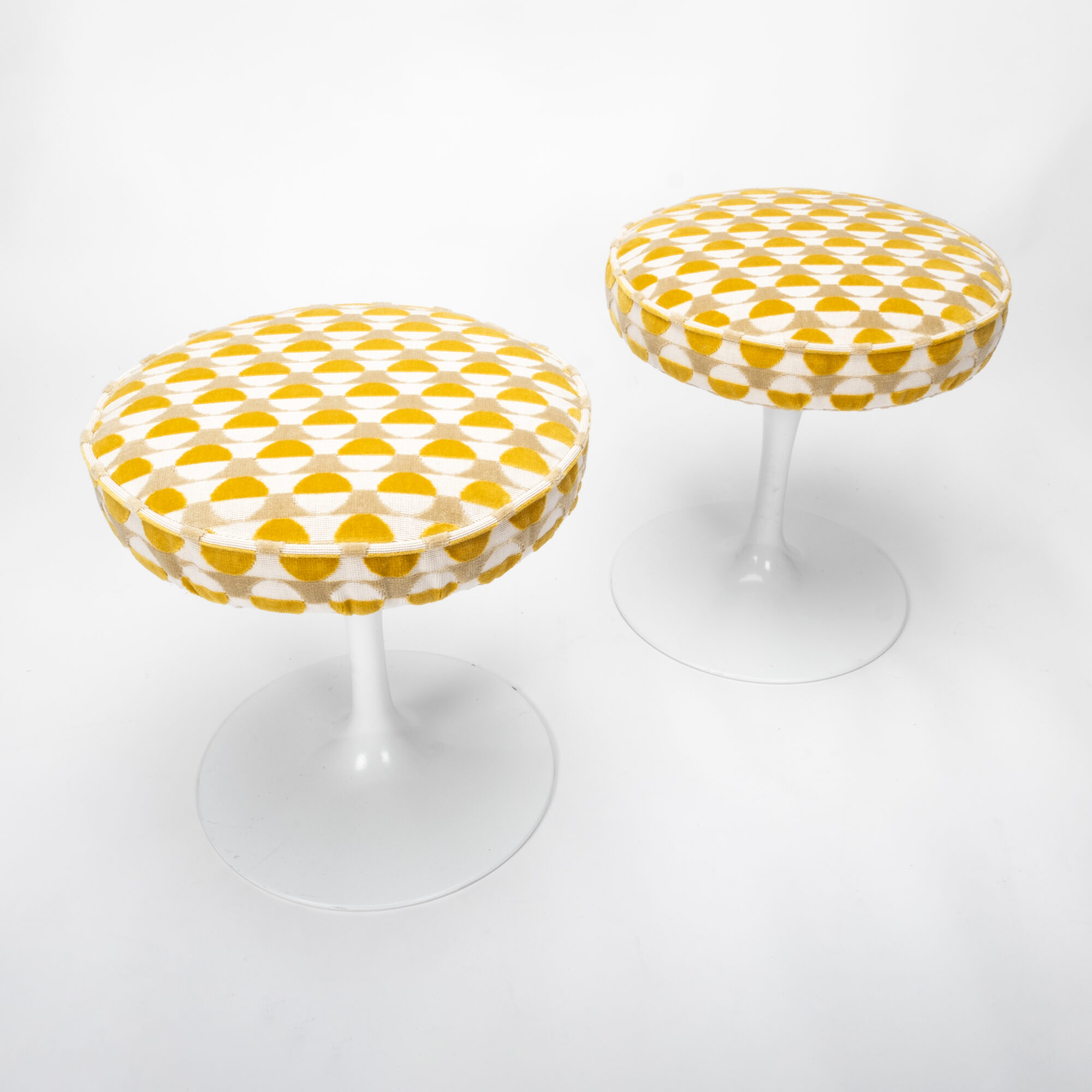 Knoll-tulip-stool-1